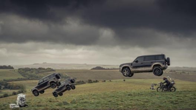 Una scena di “No time to die” in cui è protagonista il nuovo Land Rover Defender