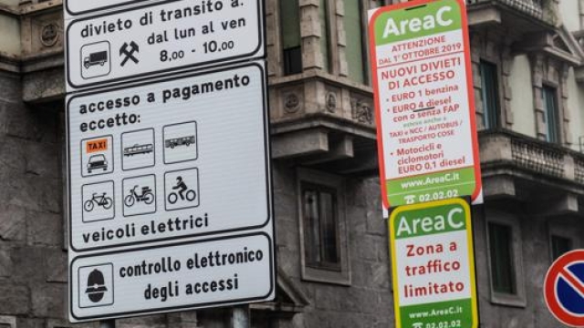 Dal 1° ottobre 2022 le ibride sopra 100 g/km di CO2 dovranno pagare per entrare nell’Area C di Milano. Ansa