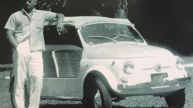 L’attore Yul Brynner accanto alla sua spiaggina Fiat 500