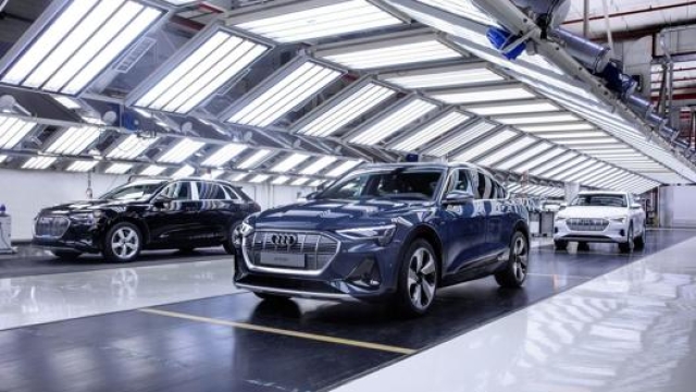 Difficoltà nella fornitura di batterie hanno rallentato la produzione del Suv elettrico Audi e-tron