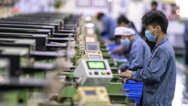 Un operaio al lavoro in una fabbrica nel Foshan. Epa