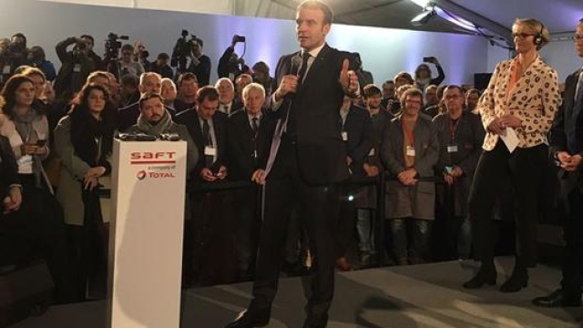 Il presidente della Repubblica francese Emmanuel Macron benedice l’accordo Total-Psa