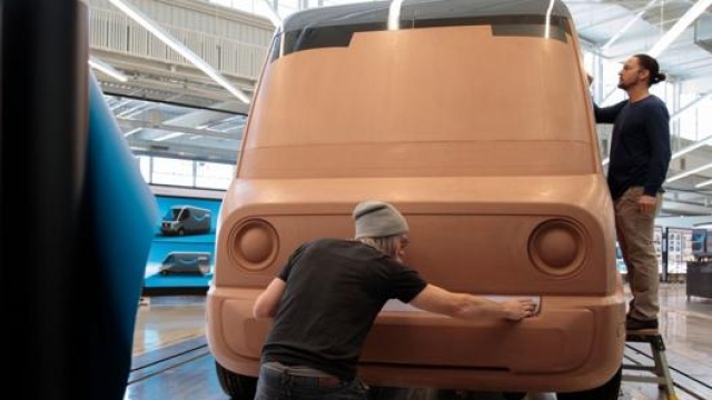 Il modello in scala reale del furgone elettrico di Amazon