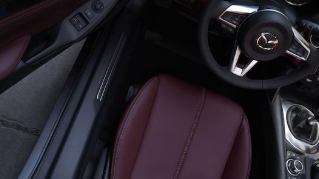 Gli interni della Mazda MX-5 model year 2020 1.5
