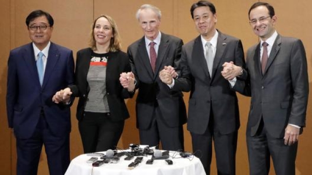 Da sinistra: Osamu Masuko (Mitsubishi); Clotilde Delbos e Jean-Dominique Senard (Renault); Makoto Uchida (Nissan); Hadi Zablit, segretario dell’Alleanza. Epa