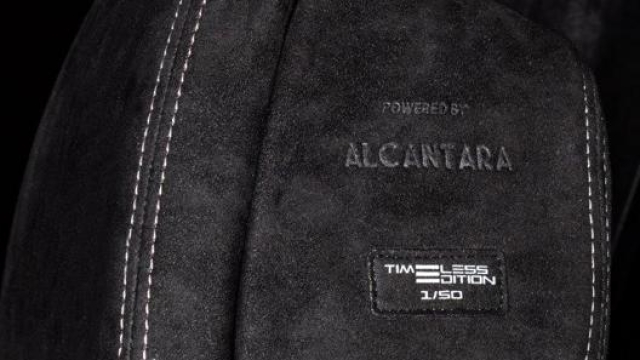 Dettaglio di un poggiatesta della Timeless Edition col logo di Alcantara