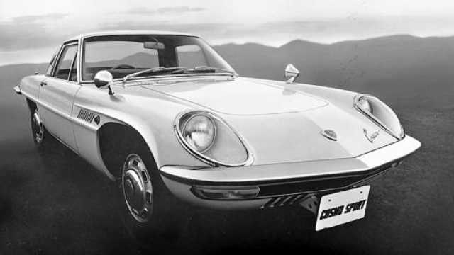 La Mazda Cosmo Sport arriva sul mercato nel 1967 ed è la prima vettura di serie al mondo con motore rotativo