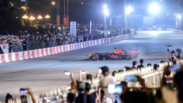 L’esibizione di David Coulthard su Red Bull un anno fa per le strade di Hanoi tra l’entusiasmo generale. AFP