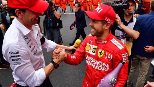 Toto Wolff con Sebastian Vettel. Afp