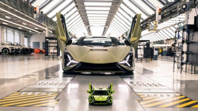 Il modellino e la Lamborghini Sián vera