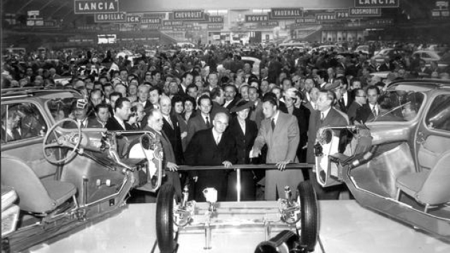 Il presidente della Repubblica Luigi Einaudi inaugura il salone dell’Auto di Torino nel 1955. LaPresse