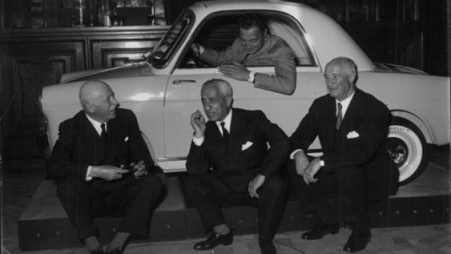 La presentazione dell Bianchina al Museo della Scienza di Milano, nel 1957. Dentro l’auto Gianni Agnelli con sotto da sinistra Alberto Pirelli, Vittorio Valletta e Giuseppe Bianchi