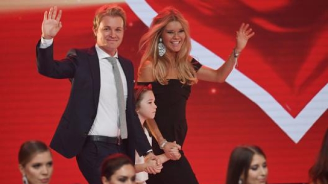 Nico Rosberg con la moglie Vivian Sibold durante un Gala a Berlino lo scorso dicembre. Afp