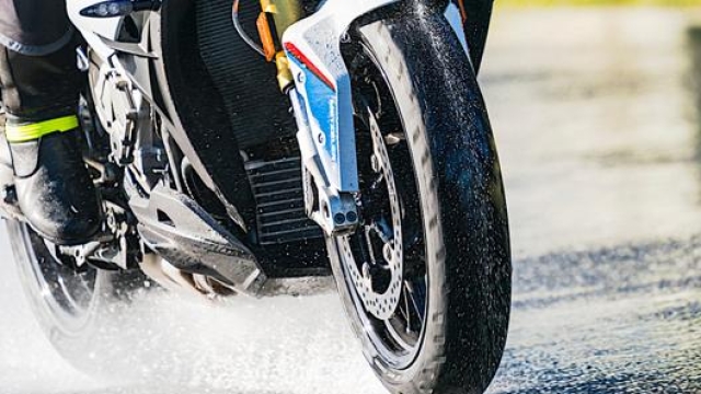 Il Metzeler Roadtec 01 Se alla prova del bagnato dove dimostra doti di tenuta e stabilità sulle sport touring come la   S1000XR