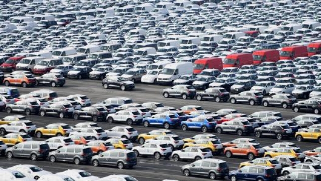 Un piazzale pieno di auto e veicoli commerciali in attesa dell’esportazione. Epa