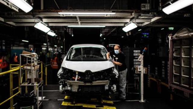 La linea di produzione della Renault Zoe. Afp