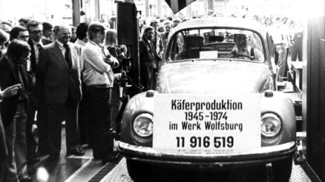 L’uscita dalle linee di Wolfsburg del Maggiolino numero 11.916.519 nel 1974. Ap