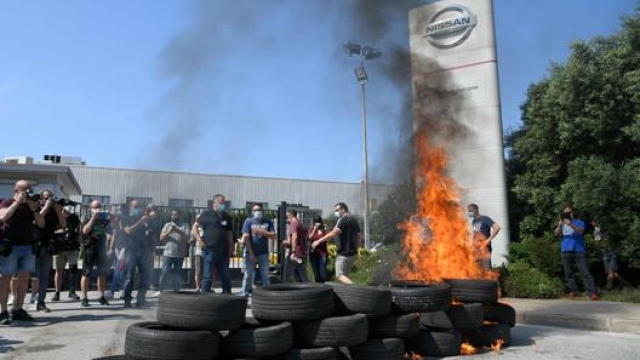 Protesta dei lavoratori davanti all’impianto di Barcellona della Nissan. Afp