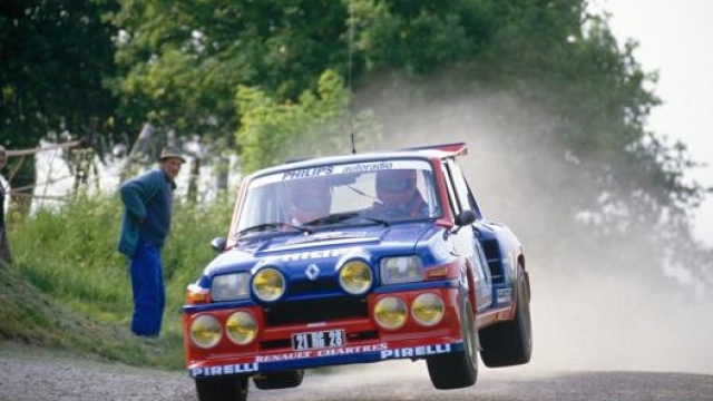 Un salto su Renault 5 Turbo durante un rally