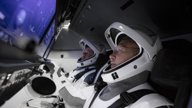 I due astronauti Doug Hurley (in primo piano) e Bob Behnken all’interno dello shuttle. Ap
