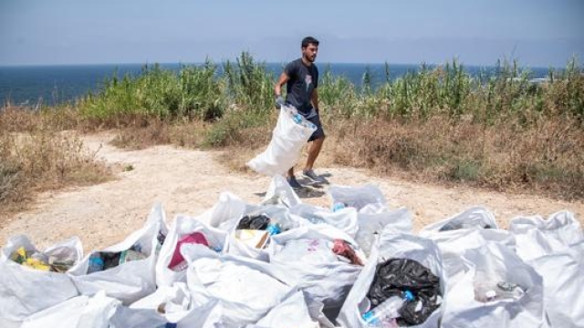 La plastica raccolta sulla spiaggia di Beirut, in Libano
