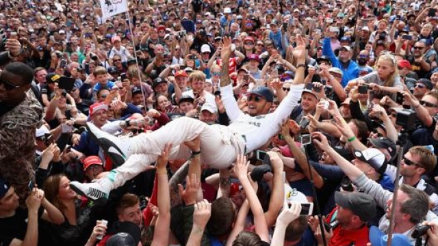 Il bagno di folla, letterale di Lewis Hamilton a Silverstone nel 2016. Scene a cui dovremo rinunciare per un po’. Getty Images