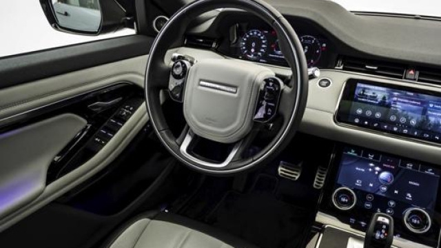 L’interfaccia d’uso di Range Rover Evoque con tre schermi