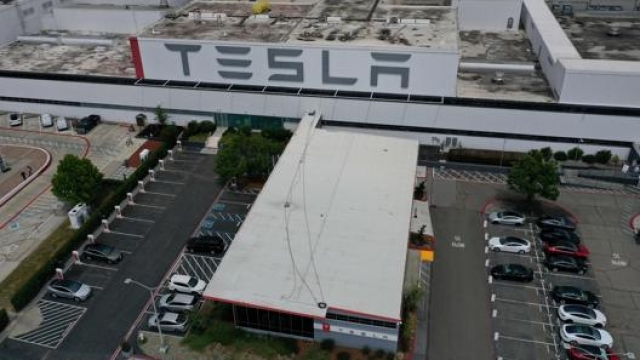 La fabbrica Tesla a Fremont, California. Afp