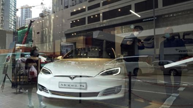 Uno showroom Tesla a Hong Kong. Lapresse