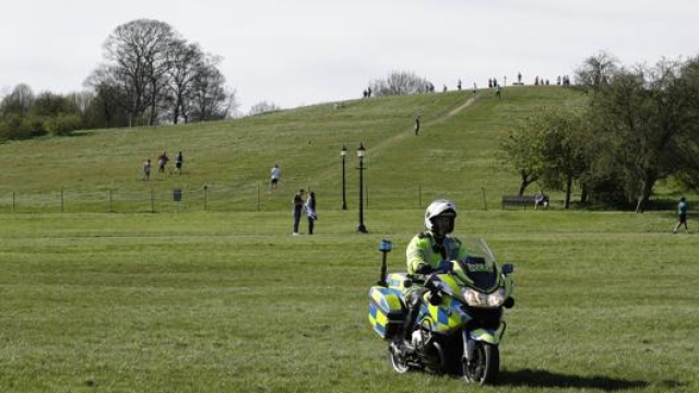 Un poliziotto britannico pattuglia un parco a Londra. Ap