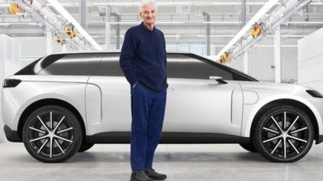 James Dyson con il prototipo della sua auto elettrica