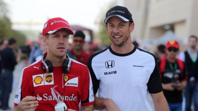 Vettel e Button rilassati prima del GP del Bahrain, a Sakhir, nel 2015 (LaPresse)