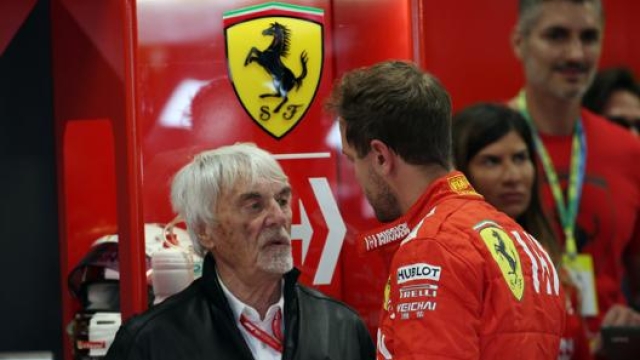 Vettel ed Ecclestone a colloquio nel box Ferrari (LaPresse)