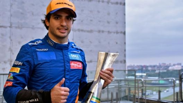 Carlos Sainz col trofeo per il podio nel GP del Brasile scorso. Afp