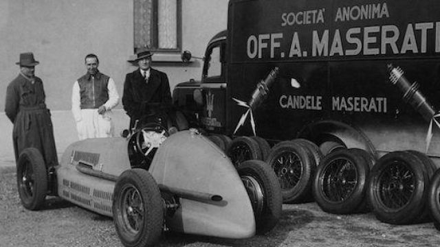 I fratelli Maserati con la “Tipo 26”, la prima vettura con il “Tridente”, il logo disegnato dal fratello Mario pittore, che ancora oggi campeggia sulle Maserati moderne.