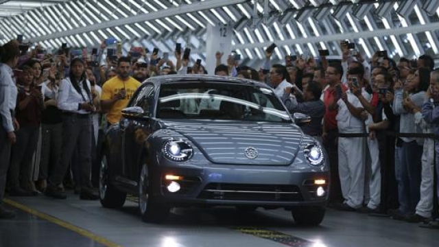 Nella fabbrica Volkswagen di Puebla è stato prodotto fino al 2019 il Maggiolino. Ap