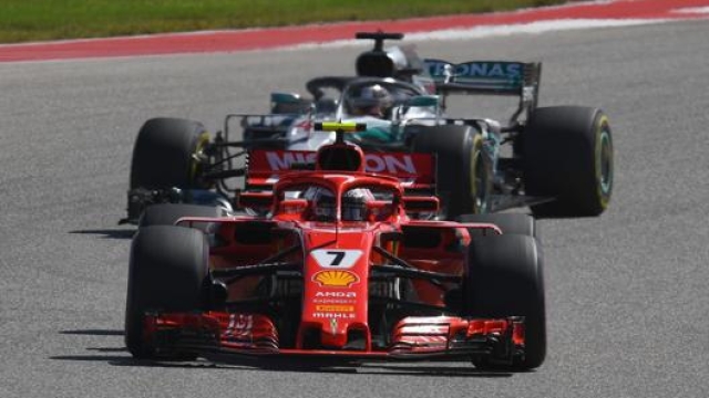 La Ferrari di Raikkonen davanti alla Mercedes di Hamilton a Austin, GP Usa 2018. Afp