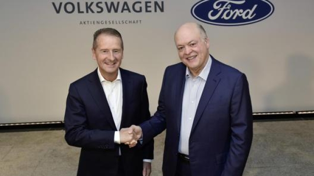Herbert Diess e Jim Farley al momento dell’accordo tra Volkswagen e Ford, siglato lo scorso anno