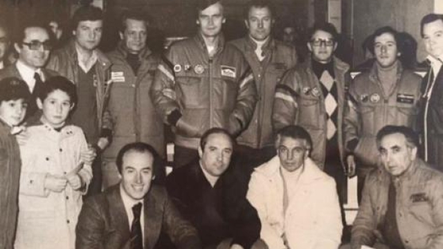Una foto di gruppo, Attilio Bettega è il secondo in alto da destra: al centro Markku Alen, iridato 1978