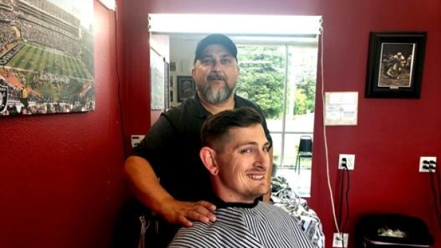 J Farr felicissimo dopo il taglio di capelli da Wes Heryford, barbiere a 966 chilometri da casa sua