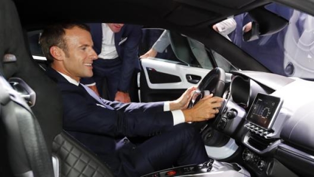 Il presidente francese Emmanuel Macron ha presentato un piano di sostegno all’automotive da otto miliardi. Epa