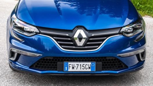 Il frontale della Renault Mégane richiama il “family feeling” della casa francese