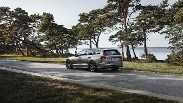 Volvo V60 con propulsori benzina, diesel, mild hybrid e ibrido plug-in