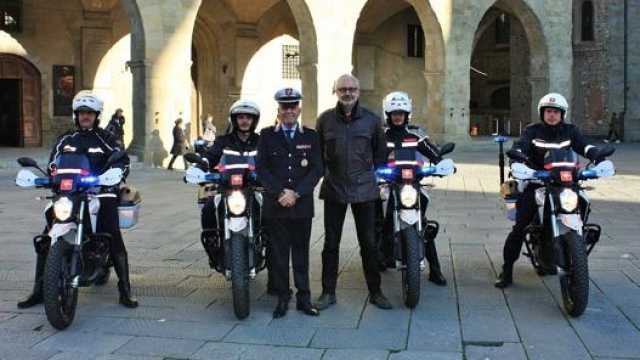 Le quattro nuove Dsr. Al centro, il comandante Sergio Bedessi e Josef Morat di Zero Motorcycles