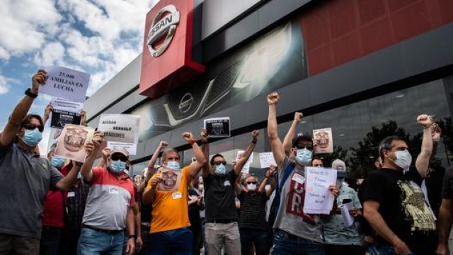 Le proteste dei lavoratori Nissan di Barcellona dopo l’annuncio della prossima chiusura dello stabilimento catalano