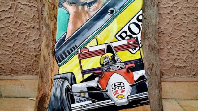 L’opera in legno dedicata ad Ayrton Senna, scomparso dopo un incidente a Imola nel 1994