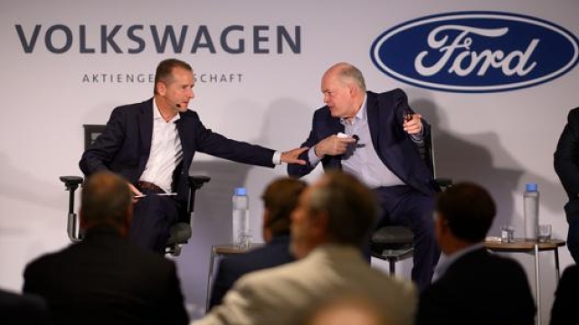 I numeri 1 di Volkswagen e Ford Herbert Diess e Jim Hackett, durante la conferenza stampa di presentazione della partnership tra i due gruppi il 15 luglio del 2019. Afp