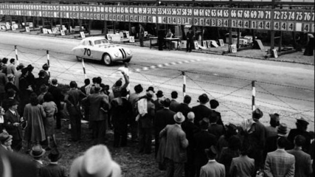 La Bmw 328 vincitrice mentre taglia il traguardo al Gran Premio di Brescia, come venne chiamata la MM 1940