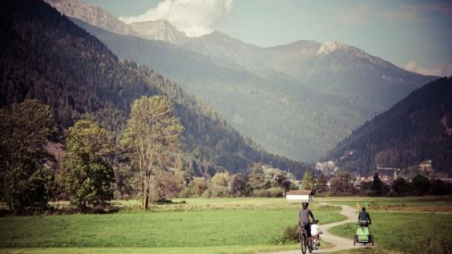 La ciclabile adatta a tutti, famiglie comprese, in Val di Fiemme. Trentino Sviluppo/Pillow Lab