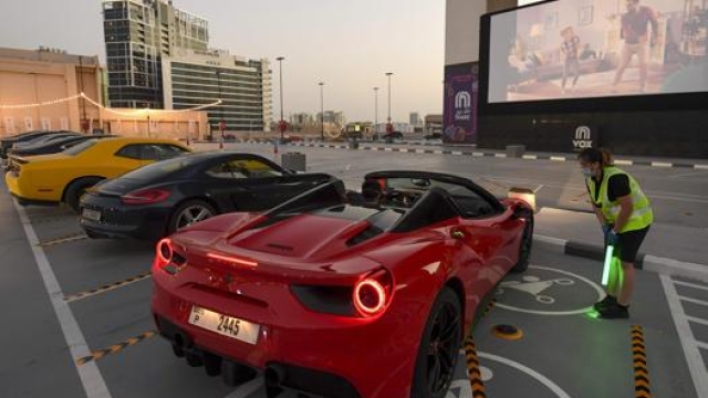 Ferrari e Porsche nel drive-in di Dubai. Afp
